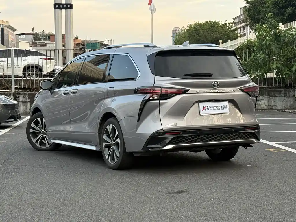 Toyota Granvia — миниатюра 6