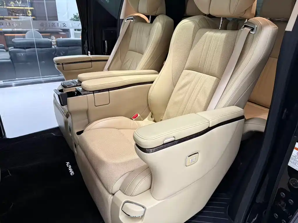 Toyota Alphard — миниатюра 7