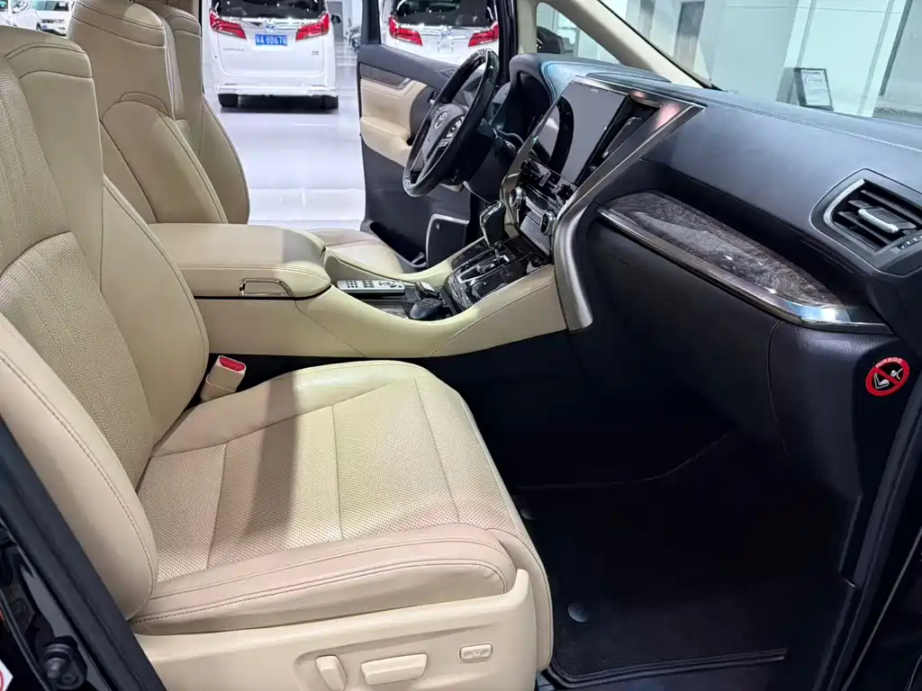 Toyota Alphard — миниатюра 5