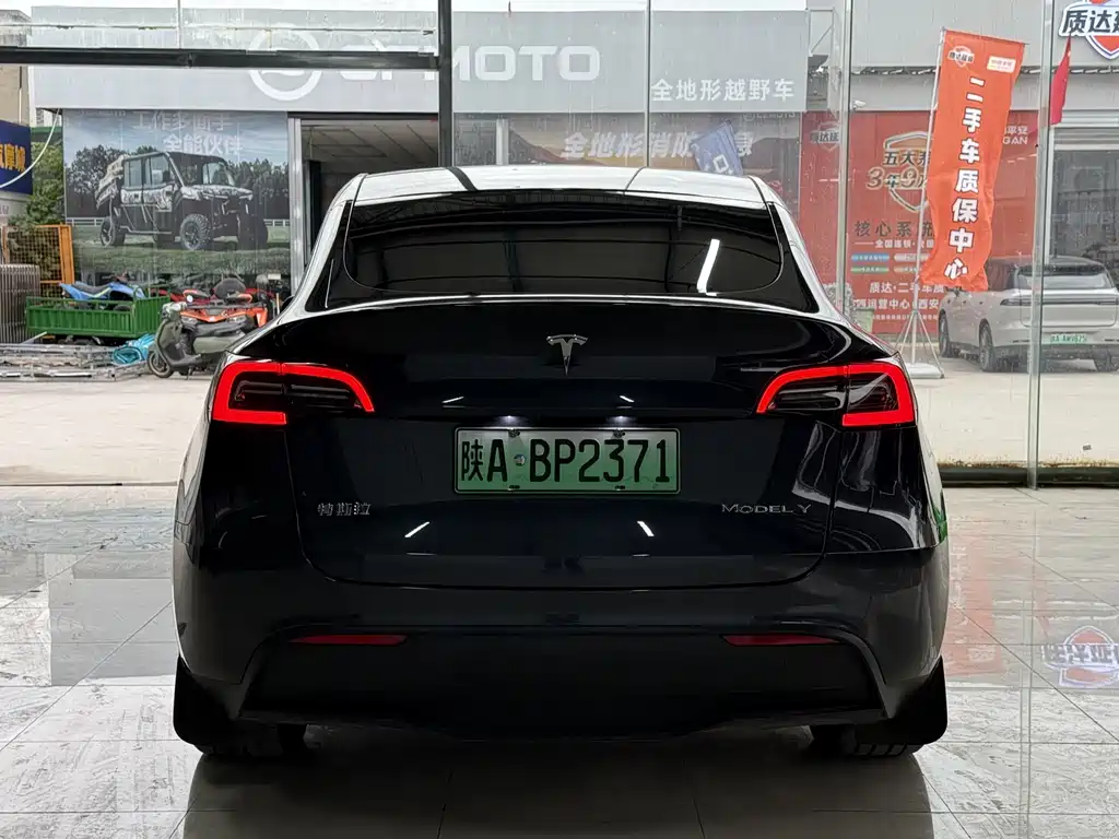 Tesla Model Y — миниатюра 16