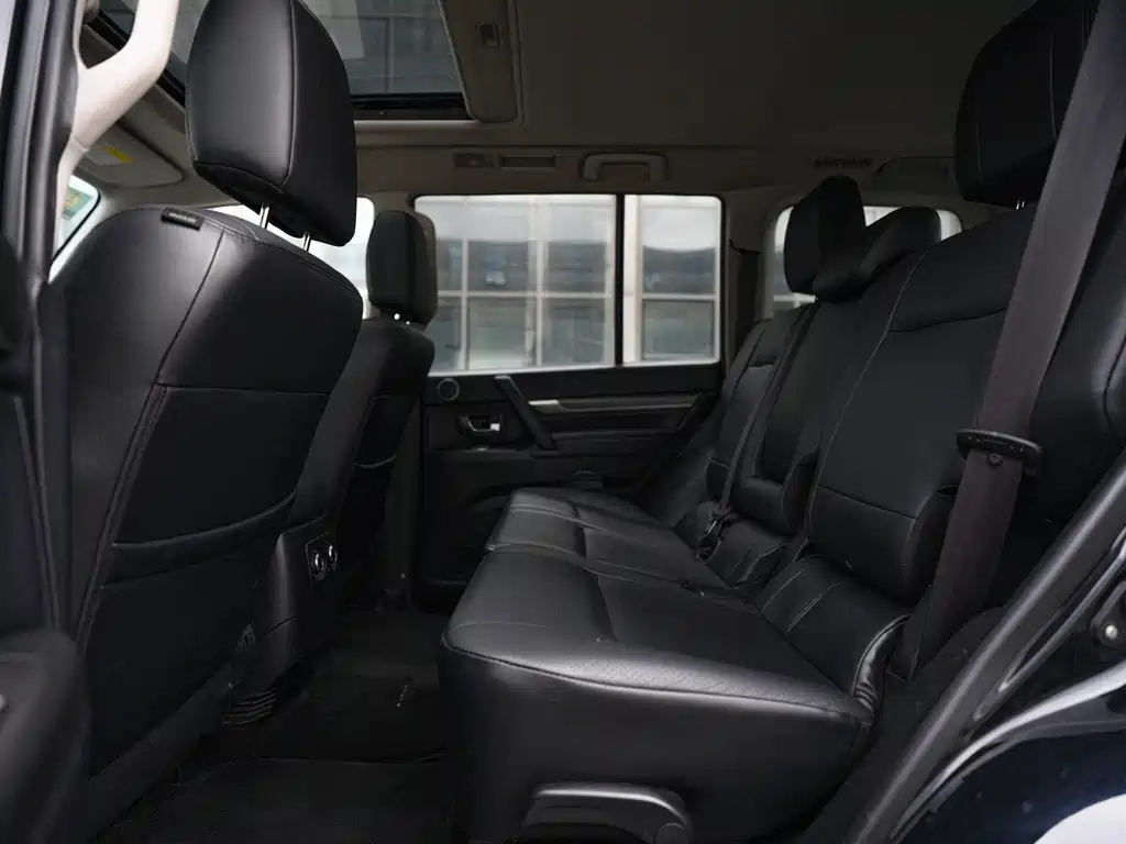 Mitsubishi Pajero (Import) — миниатюра 15