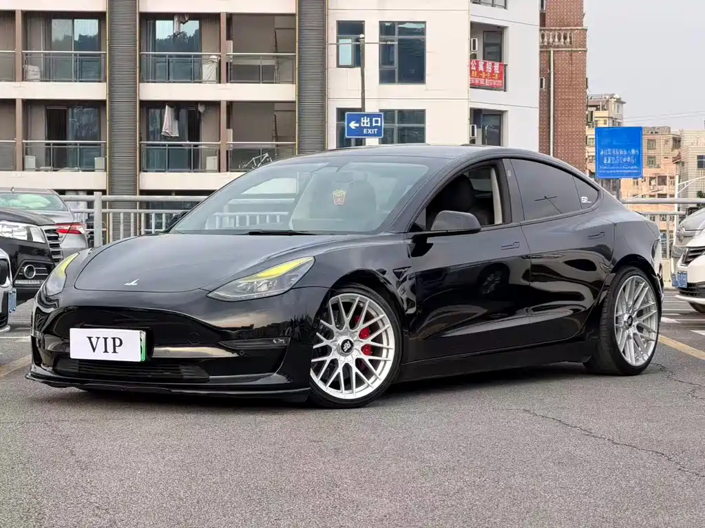TESLA MODEL 3