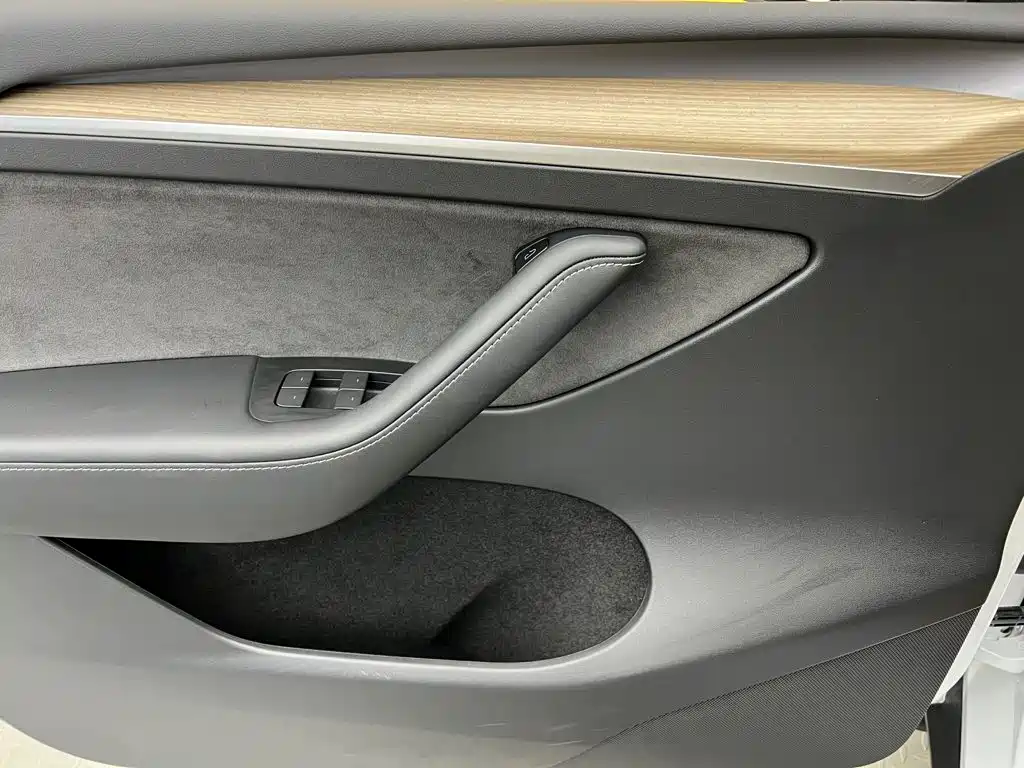 Tesla Model Y — миниатюра 17