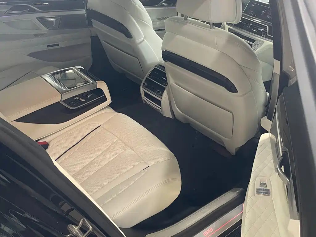 BMW 7 Series — миниатюра 8