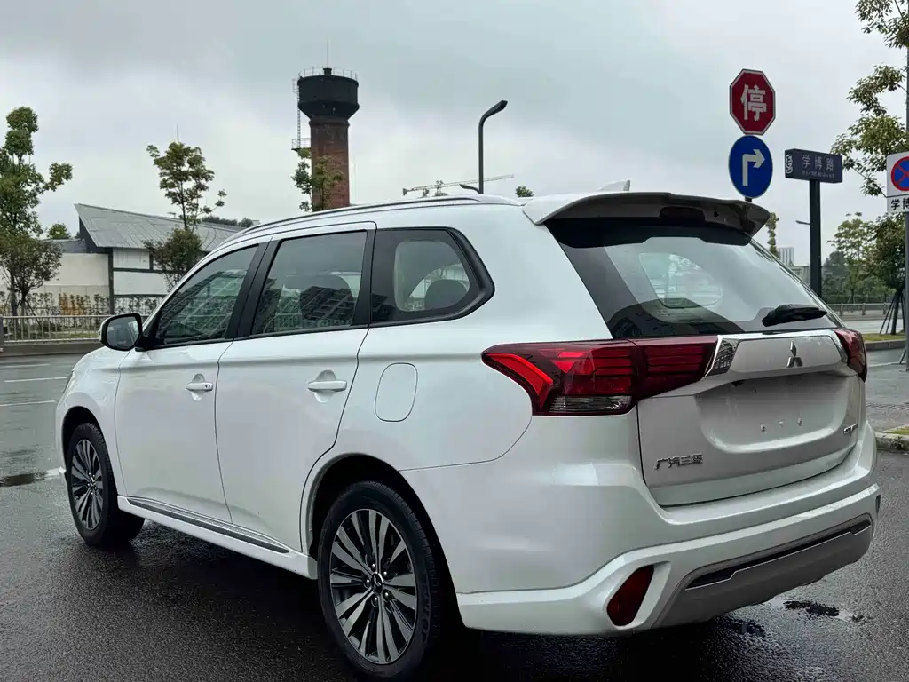 Mitsubishi Outlander — миниатюра 13