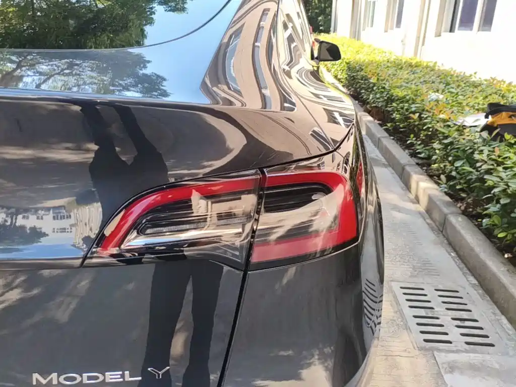 Tesla Model Y — миниатюра 8