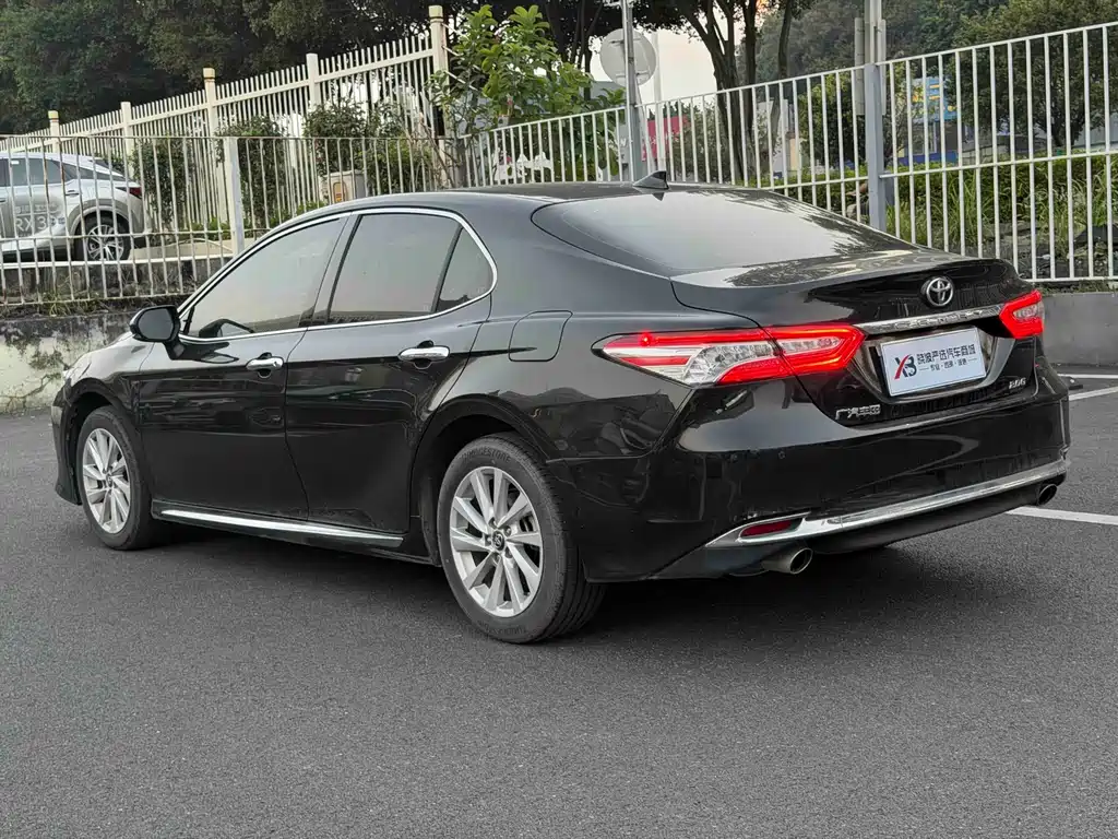 Toyota Camry — миниатюра 5