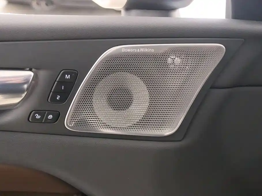 Volvo XC60 PHEV — миниатюра 11