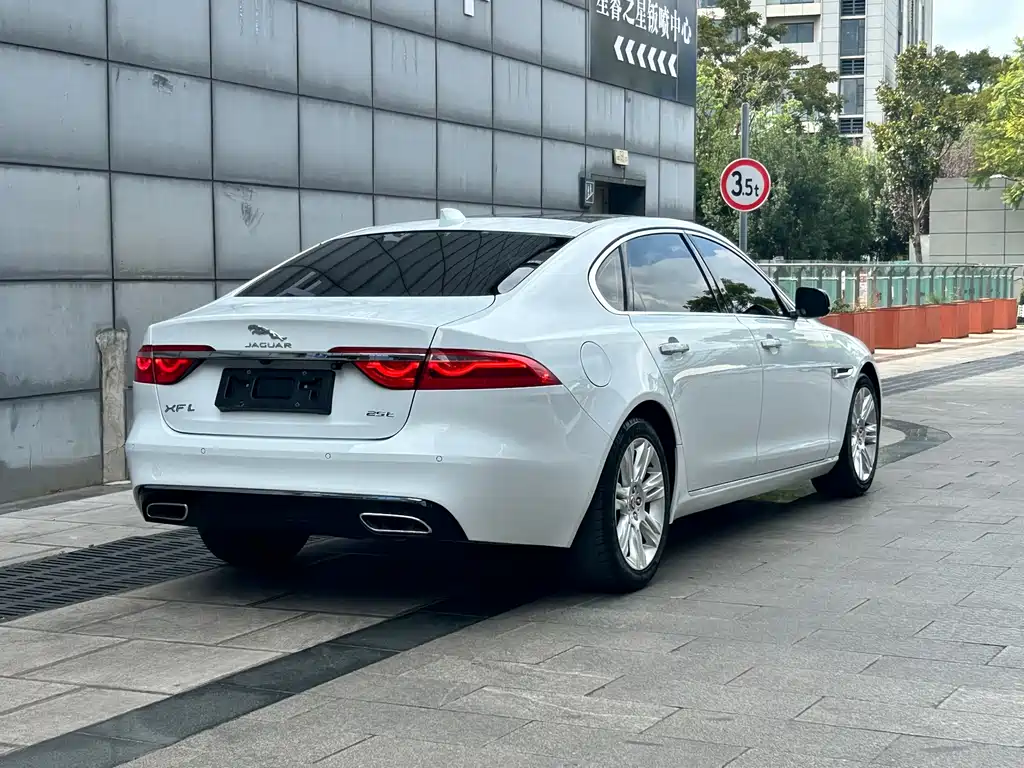 Jaguar XFL — миниатюра 5