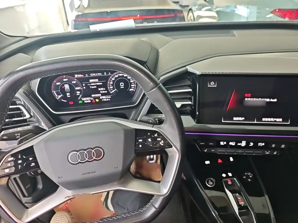 Audi Q4 e-tron 2023 — фото 10