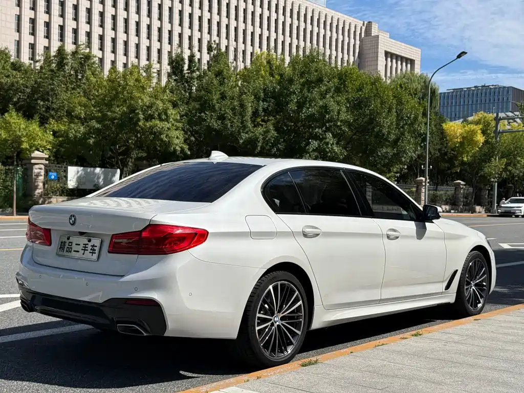 BMW 5 Series — миниатюра 7