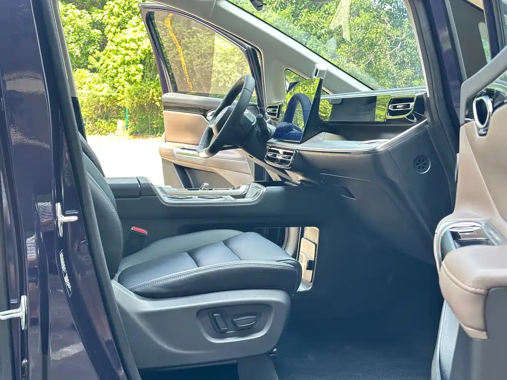 GAC Motor Trumpchi E8 PHEV — миниатюра 7
