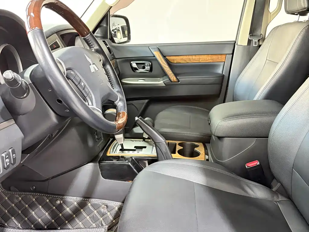 Mitsubishi Pajero (Import) — миниатюра 7