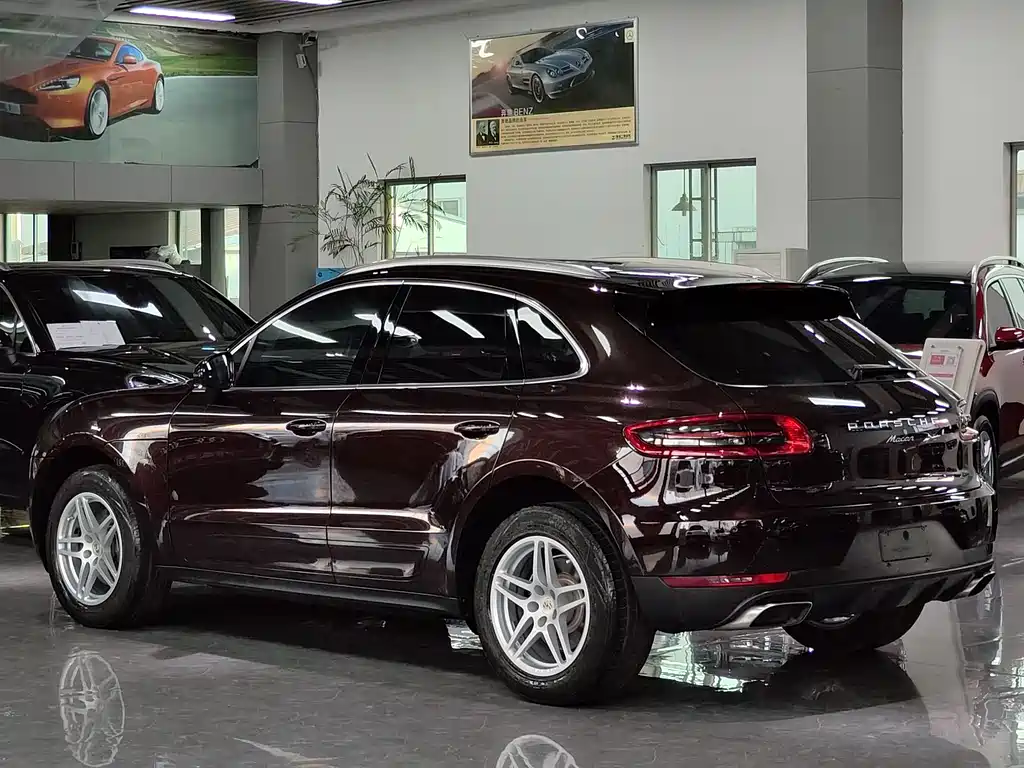PORSCHE MACAN