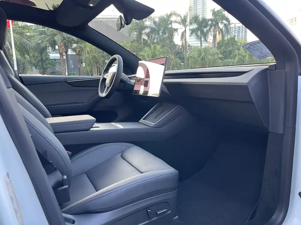 Tesla Model Y — миниатюра 9
