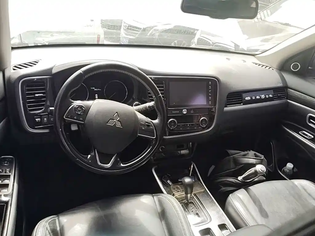 Mitsubishi Outlander — миниатюра 10
