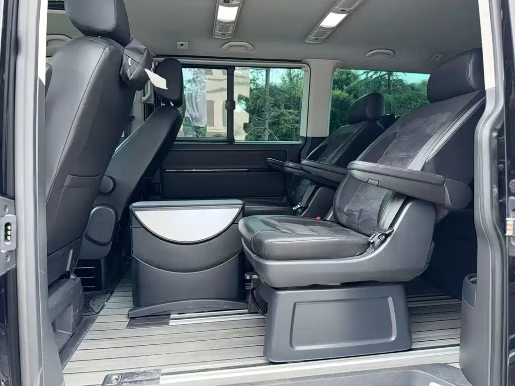 Volkswagen Multivan — миниатюра 2