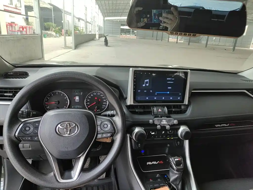 Toyota RAV4 — миниатюра 10