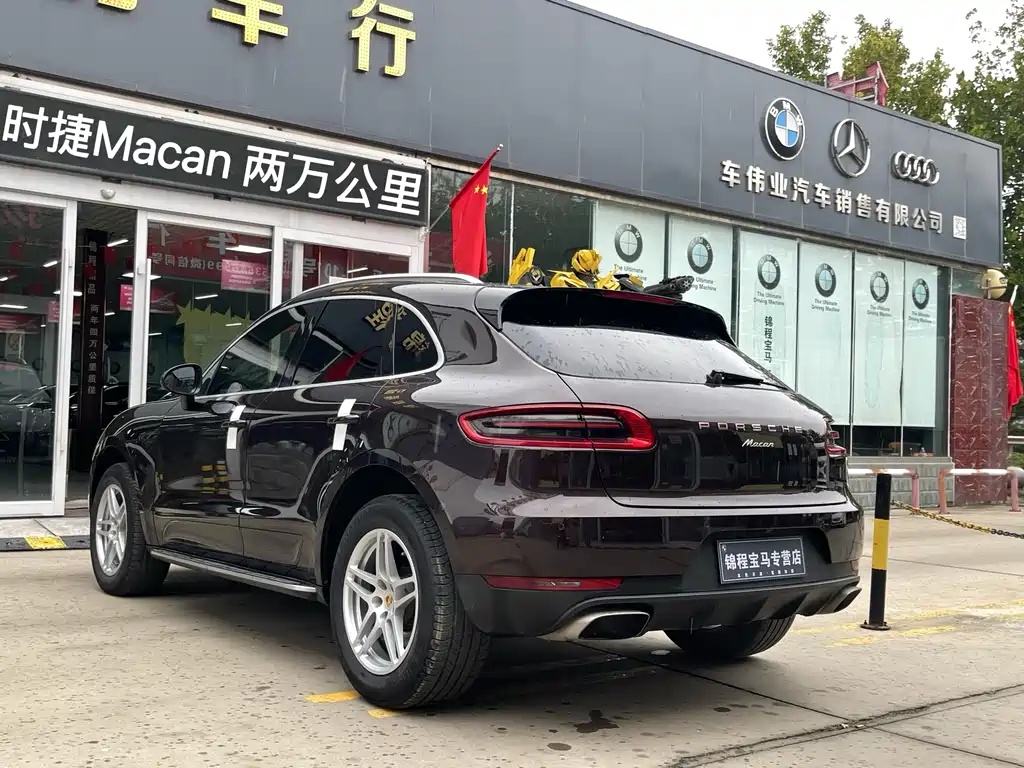 PORSCHE MACAN