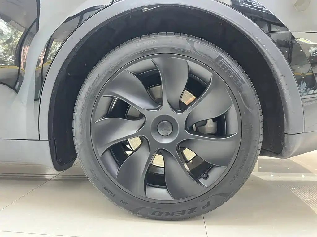 Tesla Model Y — миниатюра 8