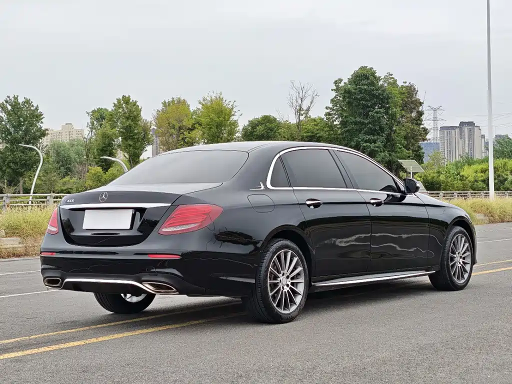 Mercedes-Benz E-Class — миниатюра 9