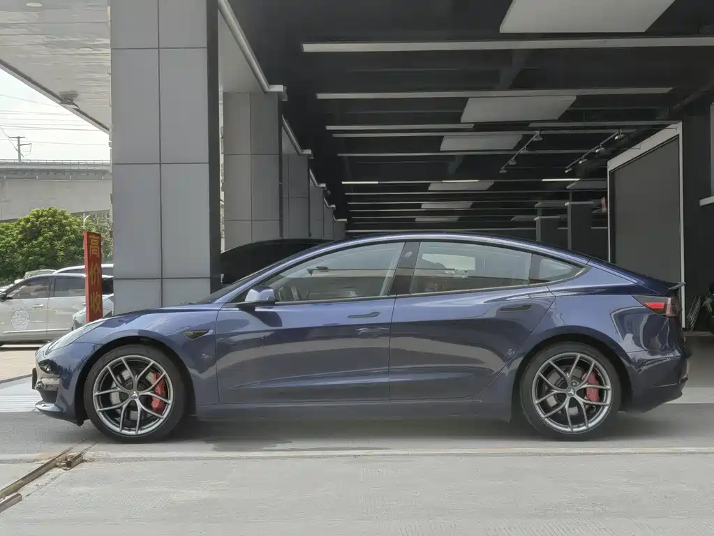 Tesla Model 3 — миниатюра 3