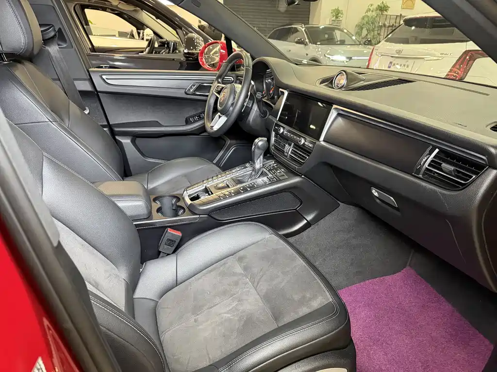 PORSCHE MACAN