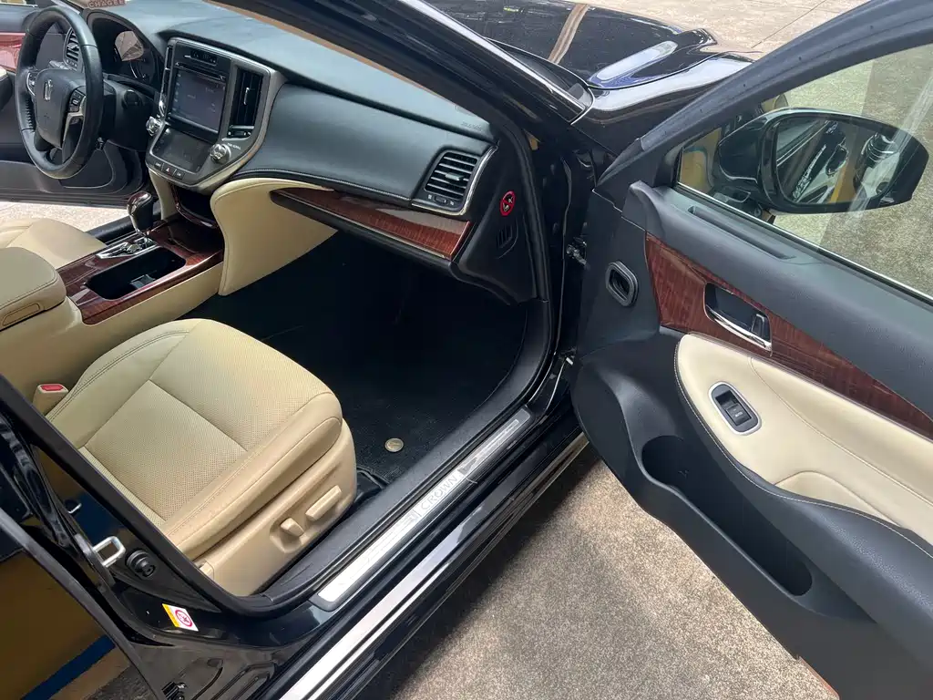 Toyota Crown 2015 2.0T Fashion