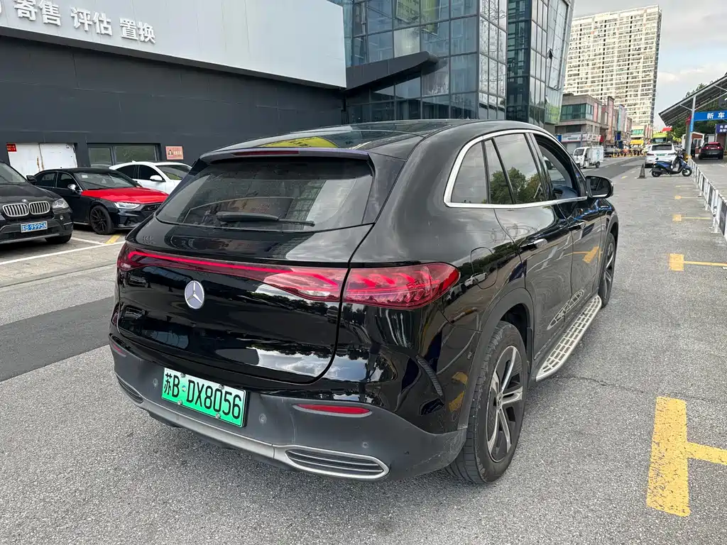 Mercedes-Benz EQE SUV — миниатюра 9