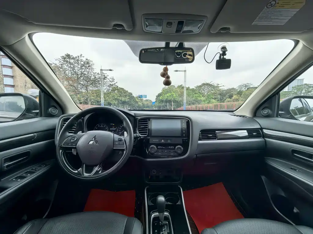 MITSUBISHI OUTLANDER