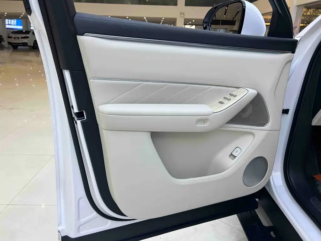 AITO ASK THE WORLD M8