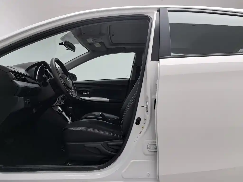 Toyota Yaris L — миниатюра 10