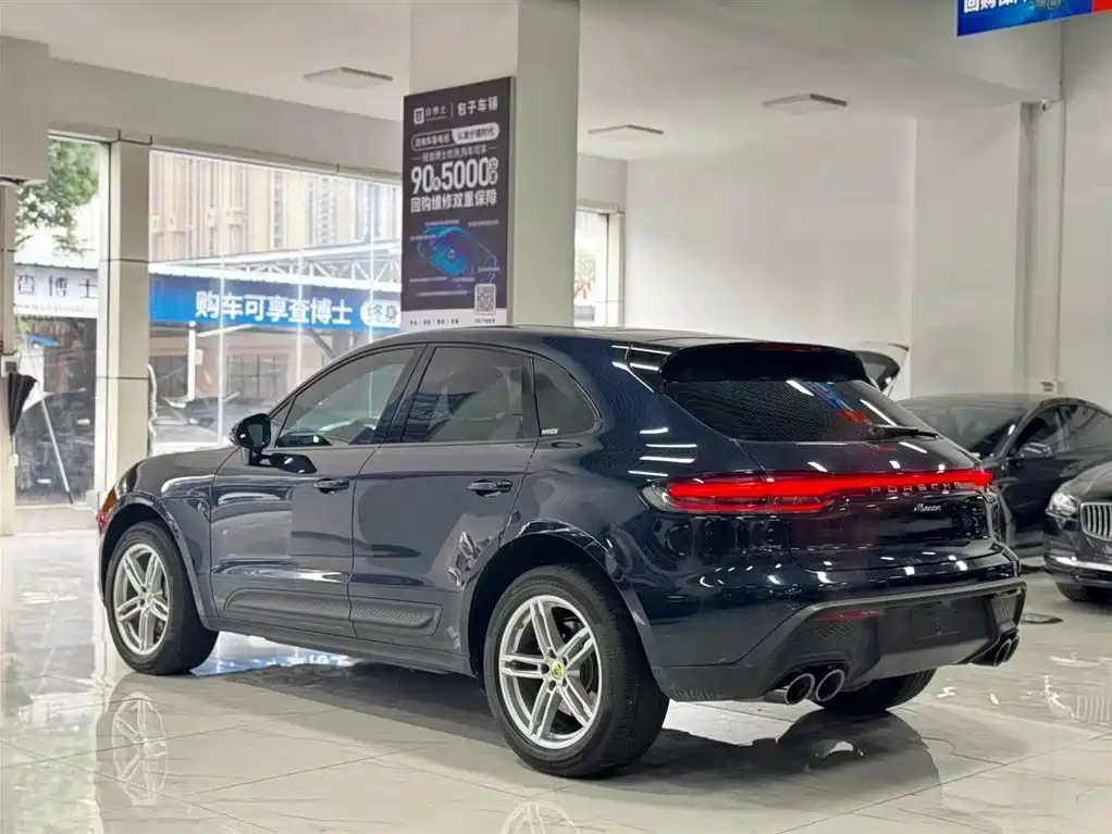 PORSCHE MACAN