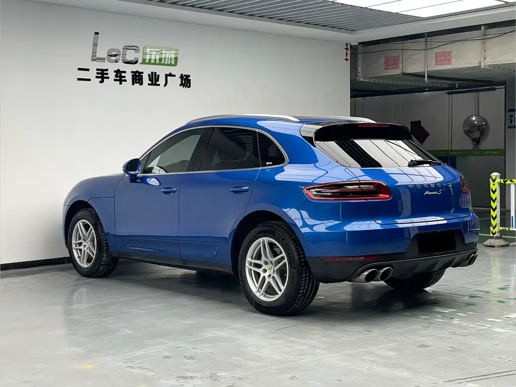 PORSCHE MACAN