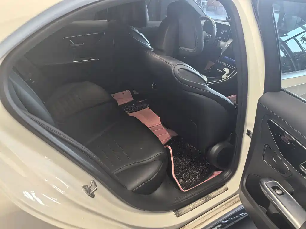 Mercedes-Benz C-Class — миниатюра 13