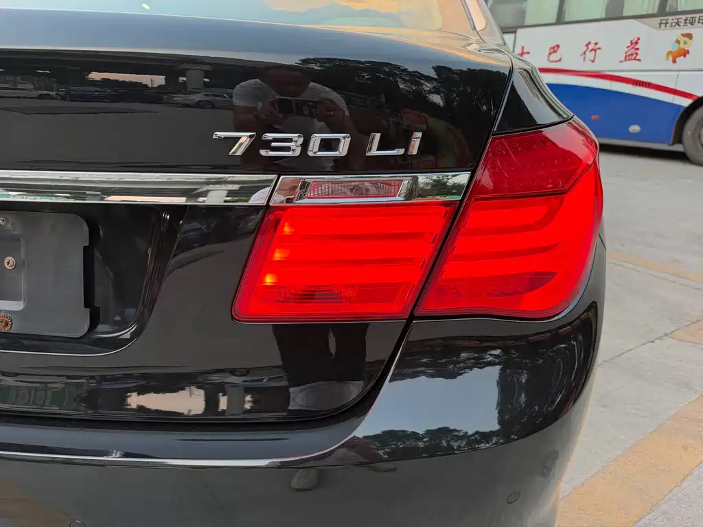 BMW 7 Series — миниатюра 22