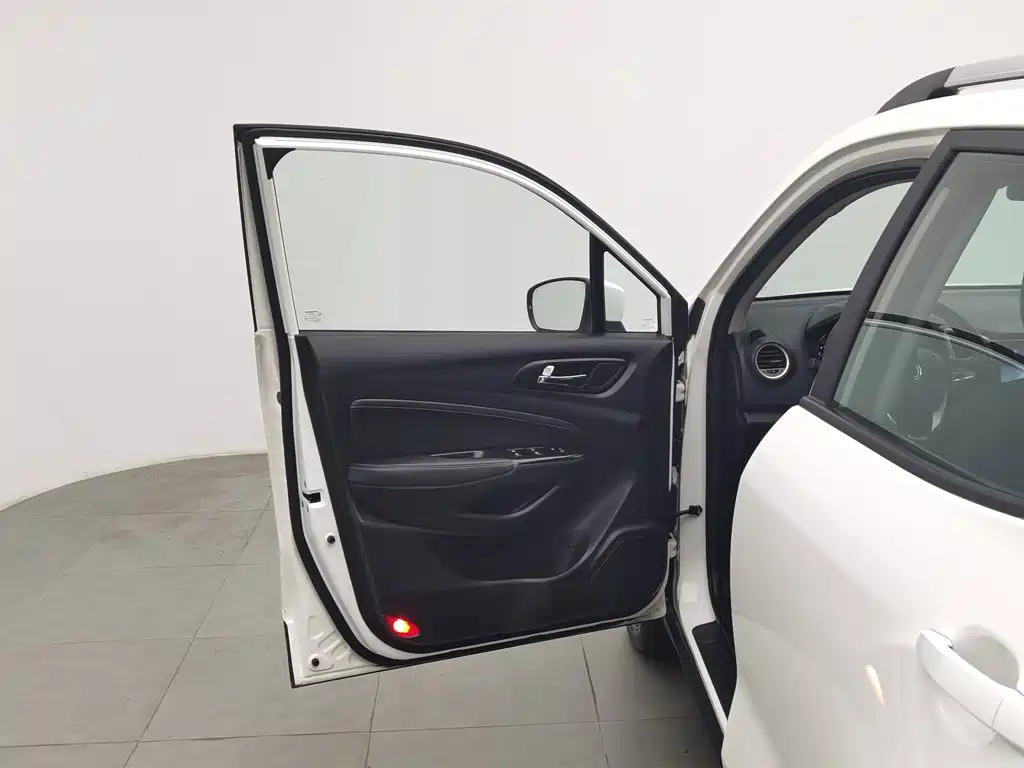 Changan CS15EV — миниатюра 8