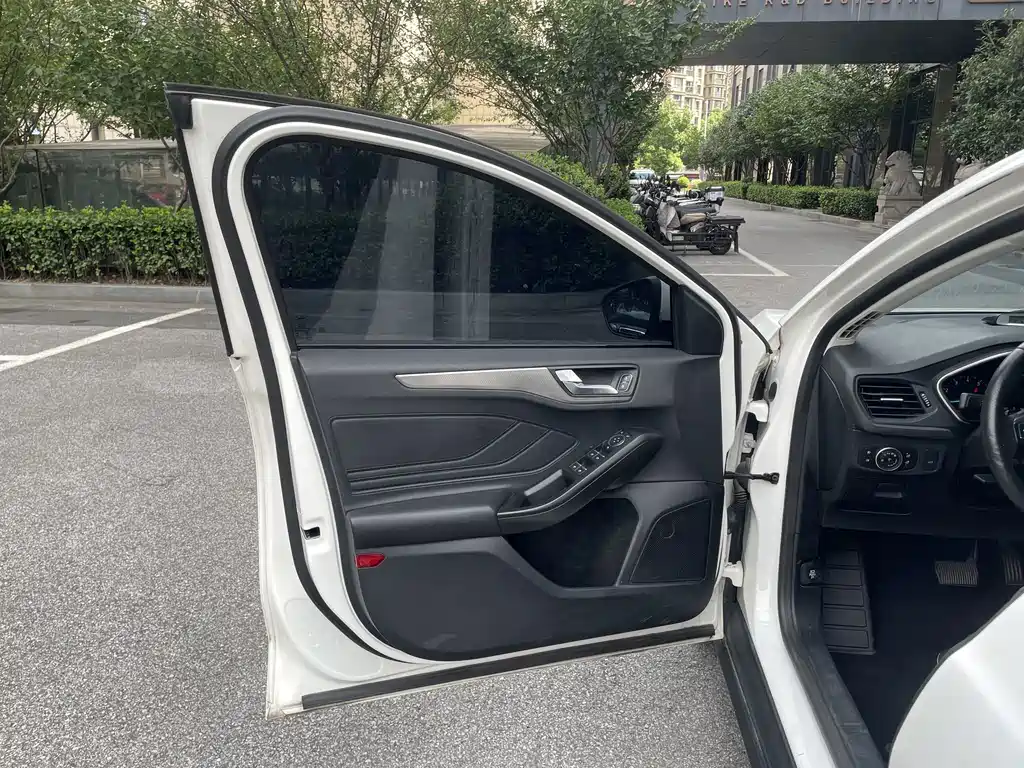 Ford Focus — миниатюра 11