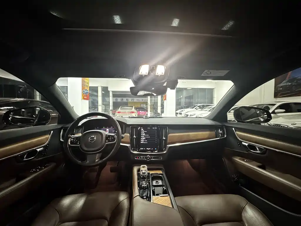 VOLVO S90