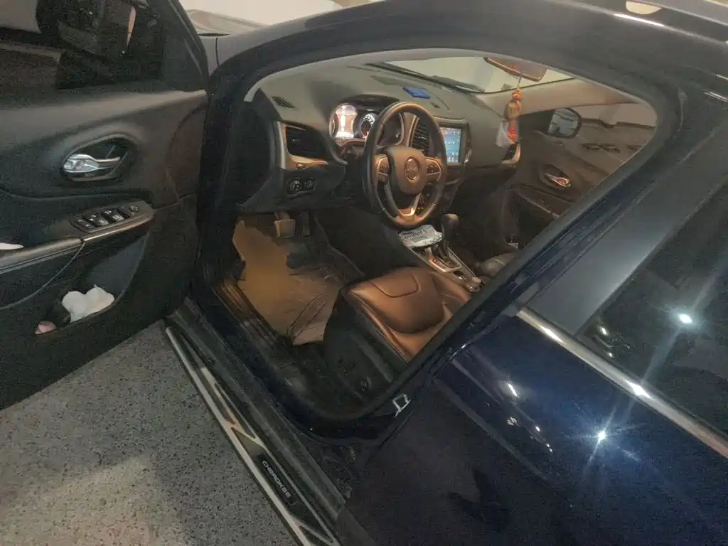 Jeep Cherokee — миниатюра 12
