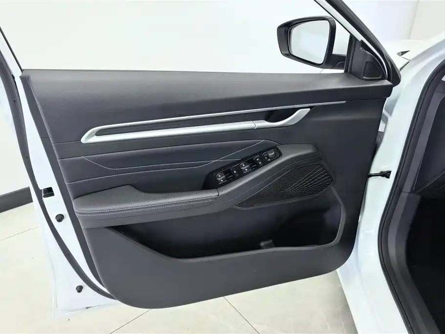Geely Emgrand 2025 4 1.5L CVT