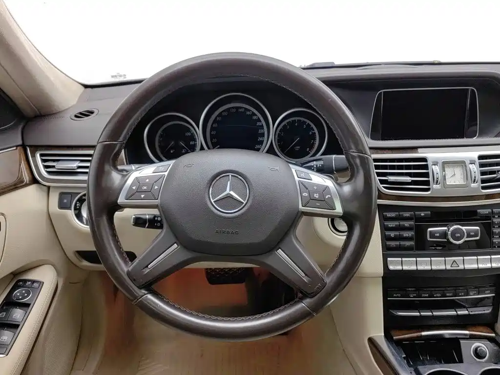 Mercedes-Benz E-Class — миниатюра 11