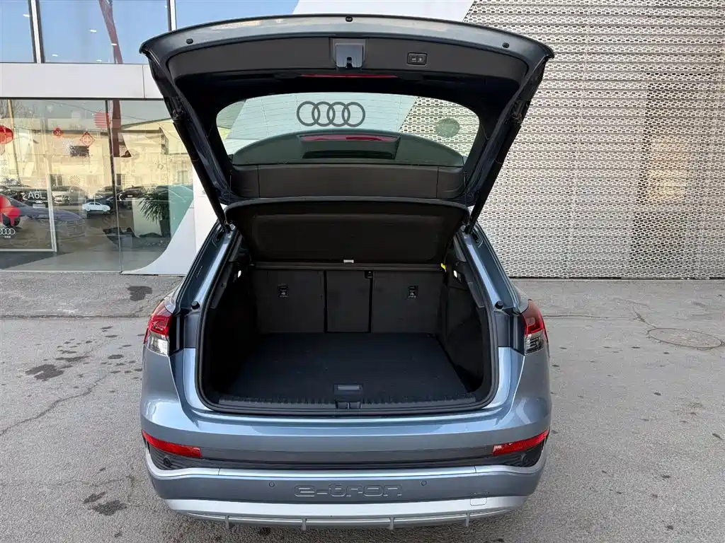 AUDI Q4 E TRON