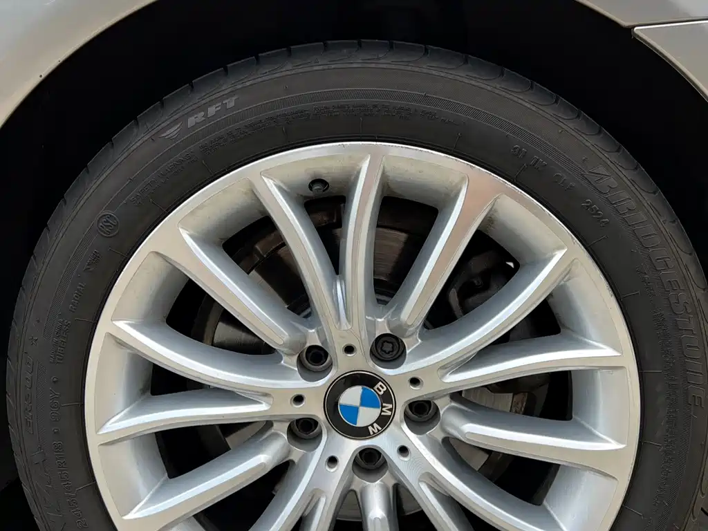 BMW 5 Series — миниатюра 8