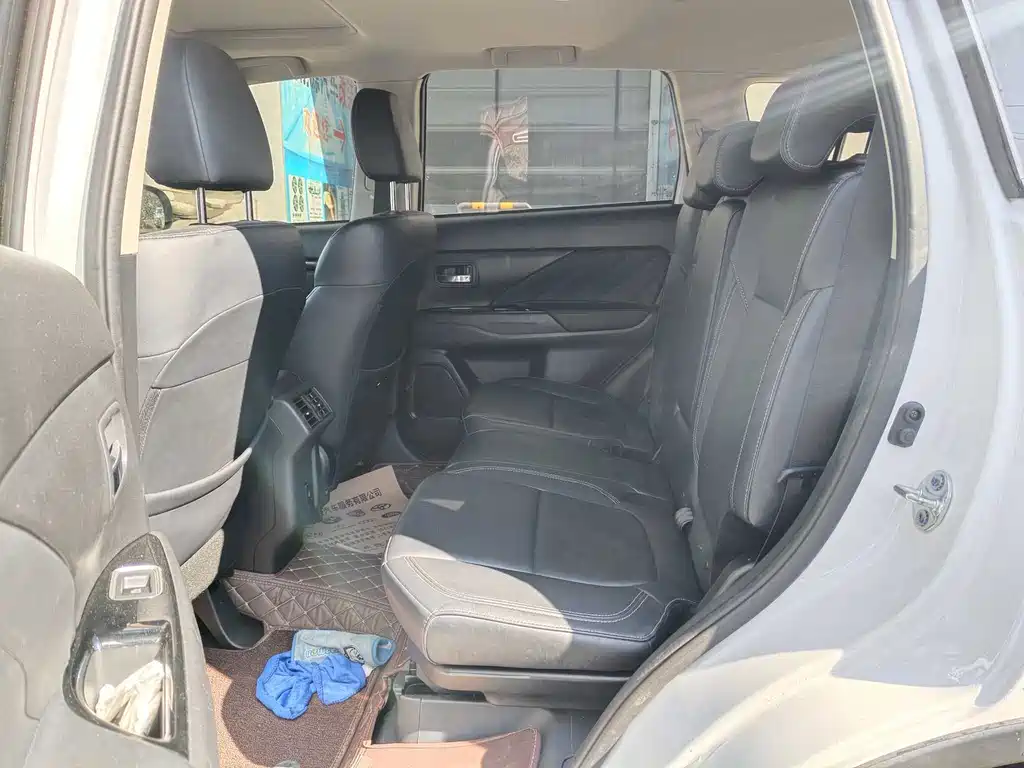 MITSUBISHI OUTLANDER