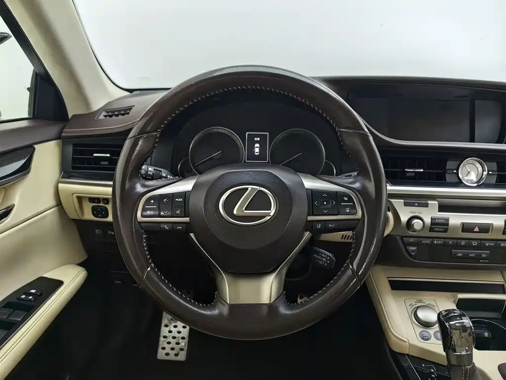 Lexus ES — миниатюра 11