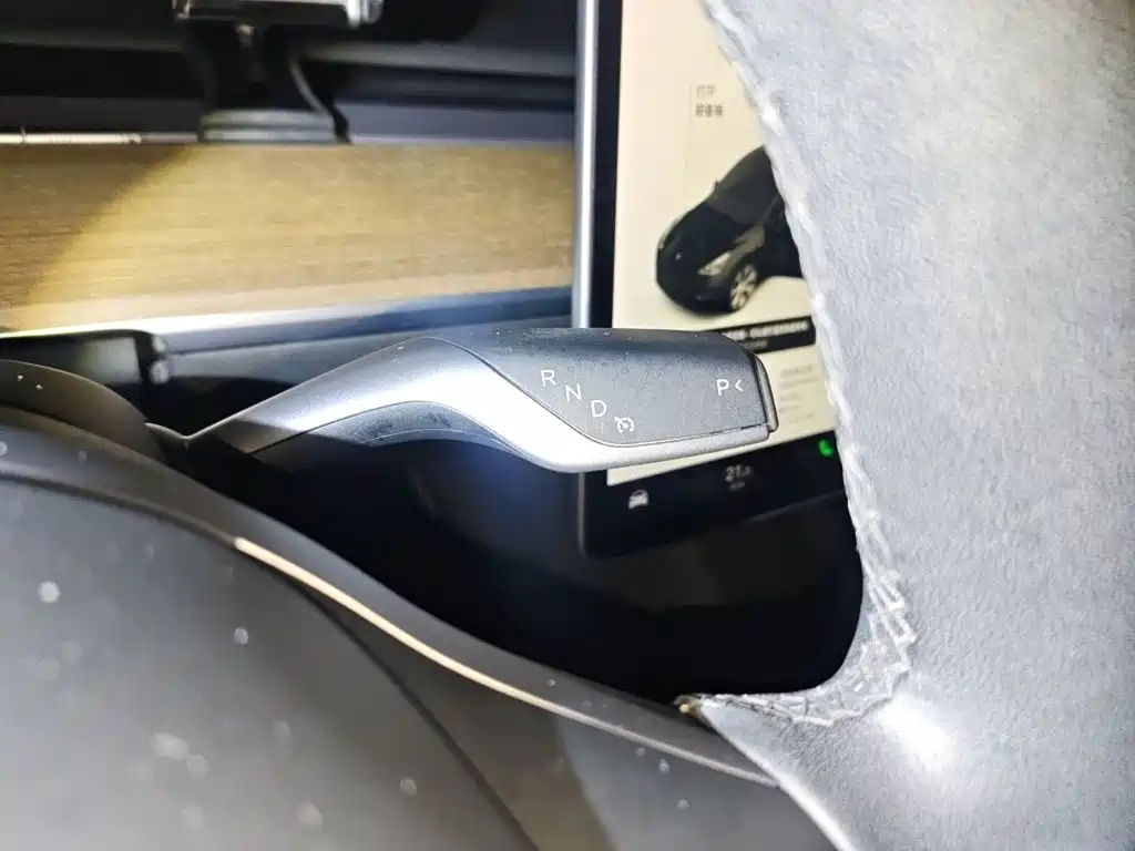 Tesla Model Y — миниатюра 15