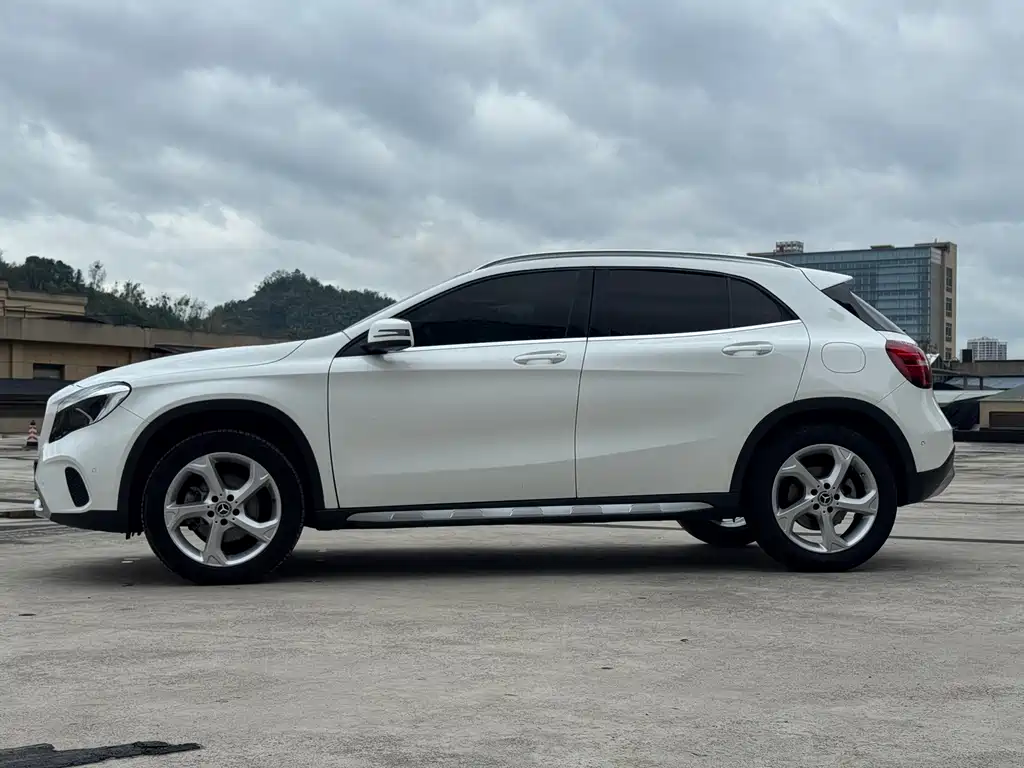 MERCEDES-BENZ  GLA