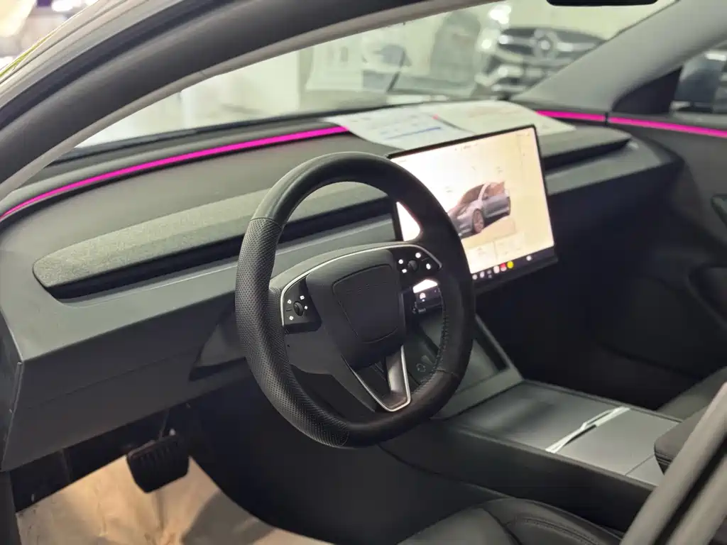 Tesla Model 3 — миниатюра 10