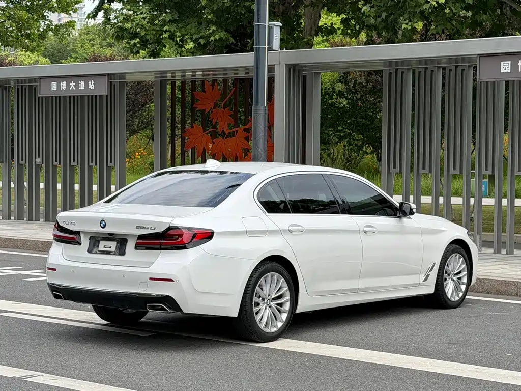 BMW 5 Series — миниатюра 7